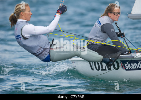 Hannah Mills e Saskia Clark (GBR), 470 donne persona due dinghy, Vela olimpica Evento di prova di Weymouth, Inghilterra Foto Stock