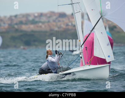 Hannah Mills e Saskia Clark (GBR), 470 donne persona due dinghy, Vela olimpica Evento di prova di Weymouth, Inghilterra Foto Stock