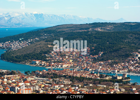 Una vista della città di Traù, preso dalla collina sopra. Riviera adriatica, Croazia. Foto Stock