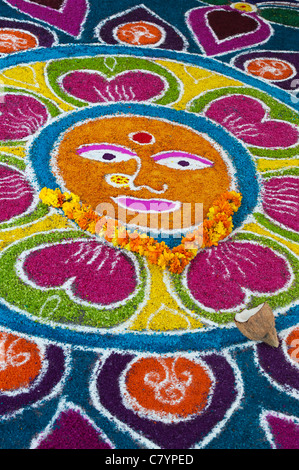 Rangoli design su un Indiano street al di fuori di un tempio indù durante il festival di Dasara. Puttaparthi, Andhra Pradesh, India Foto Stock