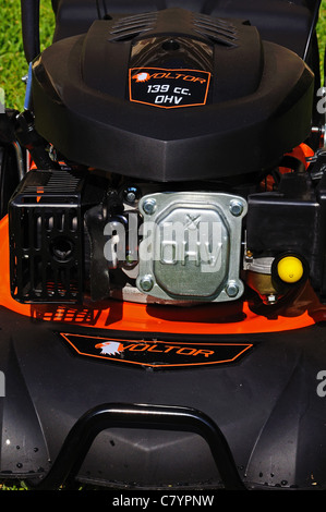 Voltor 139cc con valvola in testa 4 tempi a benzina tosaerba, Calahonda, Mijas Costa, Costa del Sol, Andalusia, Spagna, Europa occidentale. Foto Stock