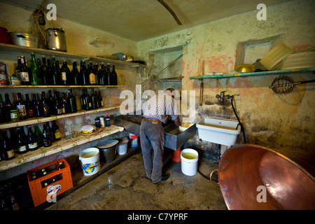 Guglielmo Locatelli nel laboratorio del suo pascolo di caseificio, Val Taleggio, Lombardia, Italia Foto Stock