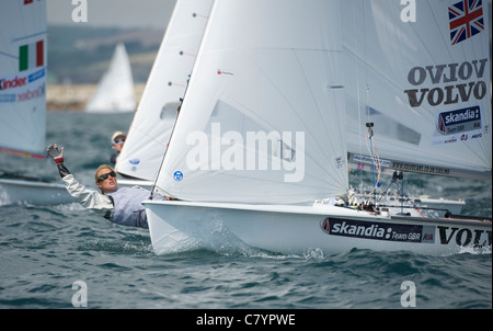 Hannah Mills e Saskia Clark (GBR), 470 donne persona due dinghy, Vela olimpica Evento di prova di Weymouth, Inghilterra Foto Stock