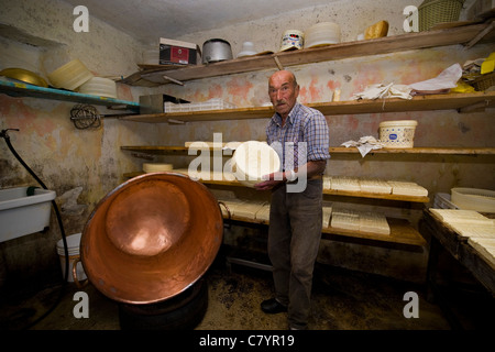 Guglielmo Locatelli nel laboratorio del suo pascolo di caseificio, Val Taleggio, Lombardia, Italia Foto Stock