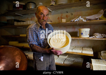 Guglielmo Locatelli nel laboratorio del suo pascolo di caseificio, Val Taleggio, Lombardia, Italia Foto Stock