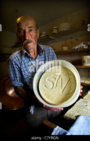 Guglielmo Locatelli nel laboratorio del suo pascolo di caseificio, Val Taleggio, Lombardia, Italia Foto Stock