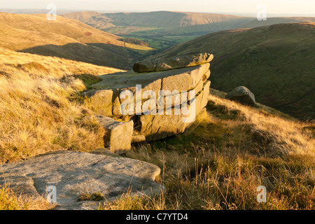 Un affioramento gritstone a Crowden Clough su Kinder Scout con la valle di Edale a distanza nella tarda estate, Derbyshire, Peak District, England, Regno Unito Foto Stock