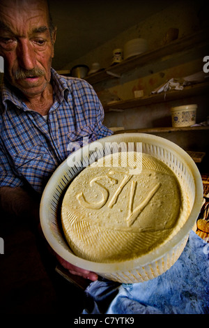 Guglielmo Locatelli nel laboratorio del suo pascolo di caseificio, Val Taleggio, Lombardia, Italia Foto Stock