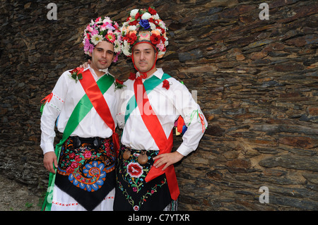 Ballerini ' Fiesta del Santo Niño ' in MAJAELRAYO. Provincia di Guadalajara .SPAGNA Foto Stock