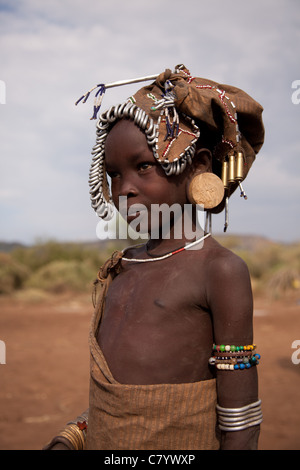 Giovani Mursi ragazza in abito tradizionale, Jinka, Valle dell'Omo, Etiopia, Africa Foto Stock