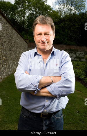 Alan Titchmarsh fotografato nei giardini di Chawton House Library in Hampshire , in Inghilterra. Foto Stock