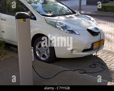 La Nissan Leaf auto elettrica collegata e caricata in Amsterdam, Paesi Bassi Foto Stock