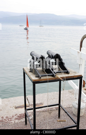 Canoni di partenza su un tavolo pronto per iniziare un yacht race a Beaumaris sull'Isola di Anglesey, Galles del Nord. Foto Stock