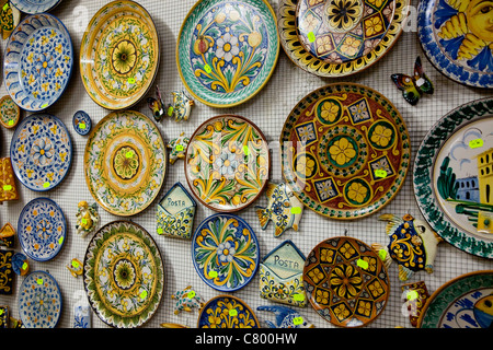 Negozio di souvenir con ceramica decorata a mano, Caltagirone, Sicilia, Sicilia, Italia Foto Stock