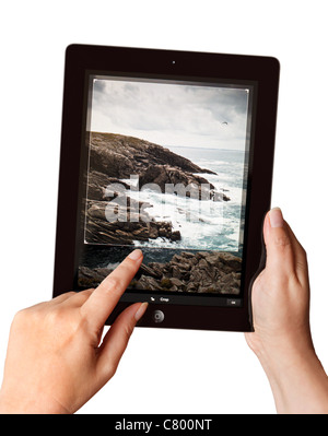 Le mani sono in possesso di un iPad2 utilizzando una applicazione di Photoshop per modificare una foto Foto Stock