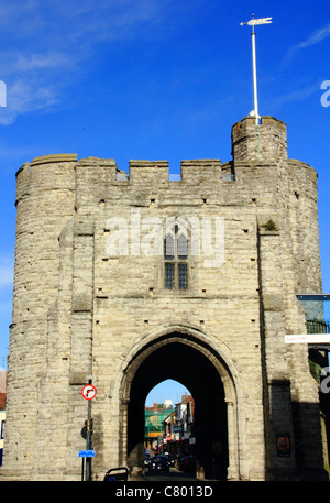 Westgate Towers in Canterbury Kent. Le torri erano una volta parte della cinta muraria che circondava la città. Foto Stock