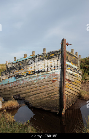 Prua di un vecchio abbandonato la pesca in barca sulle barene vicino alla banchina Blakeney NORFOLK REGNO UNITO Foto Stock