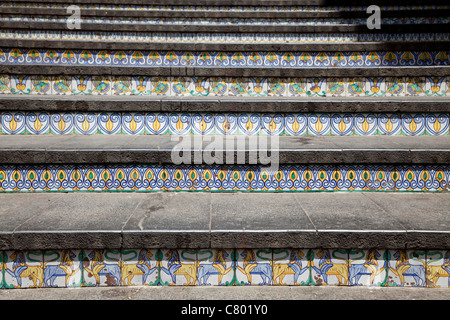 Il decorato 142-passo scalone monumentale di Santa Maria del Monte, Caltagirone, Sicilia, Sicilia, Italia Foto Stock