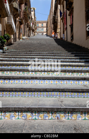 Il decorato 142-passo scalone monumentale di Santa Maria del Monte, Caltagirone, Sicilia, Sicilia, Italia Foto Stock