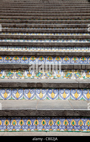 Il decorato 142-passo scalone monumentale di Santa Maria del Monte, Caltagirone, Sicilia, Sicilia, Italia Foto Stock