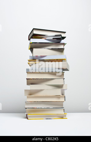 Pila di libri, studio shot Foto Stock