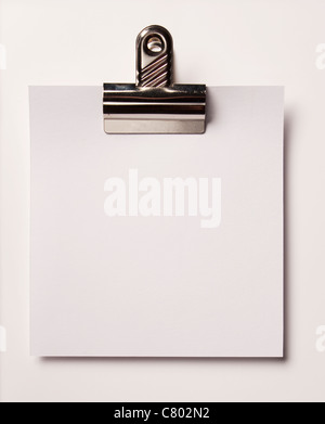 Carta bianca e il bulldog clip Foto Stock