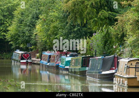 Canal imbarcazioni ormeggiate lungo Kennet and Avon Canal, Pewsey, Wiltshire, Regno Unito Foto Stock