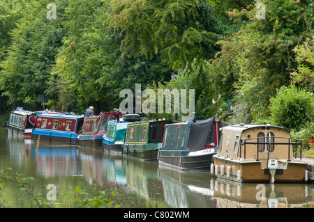 Canal imbarcazioni ormeggiate lungo Kennet and Avon Canal, Pewsey, Wiltshire, Regno Unito Foto Stock