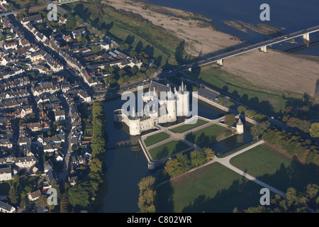 VISTA AEREA. Sully-sur-Loire Castello sulla riva sinistra del fiume Loira. Sulla lista del patrimonio mondiale dell'UNESCO. Loiret, Centre-Val de Loire, Francia. Foto Stock