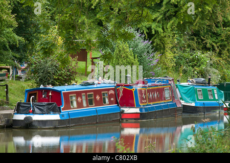 Canal imbarcazioni ormeggiate lungo Kennet and Avon Canal, Pewsey, Wiltshire, Regno Unito Foto Stock