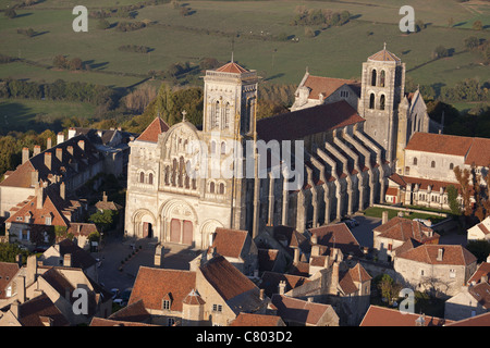 VISTA AEREA. Basilica di Santa Maria Maddalena. Sito patrimonio dell'umanità dell'UNESCO. Vezelay, Yonne, Bourgogne-Franche-Comté, Francia. Foto Stock