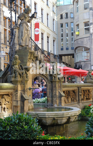 Der Heinzelmännchenbrunnen in der Kölner Altstadt Foto Stock