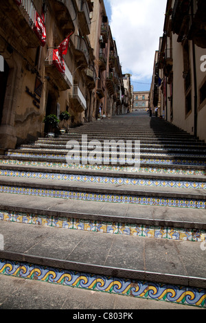 Il decorato 142-passo scalone monumentale di Santa Maria del Monte, Caltagirone, Sicilia, Sicilia, Italia Foto Stock