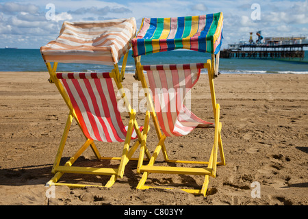 Svuotare sdraio di fronte al molo sulla spiaggia di Sandown Isola di Wight Foto Stock