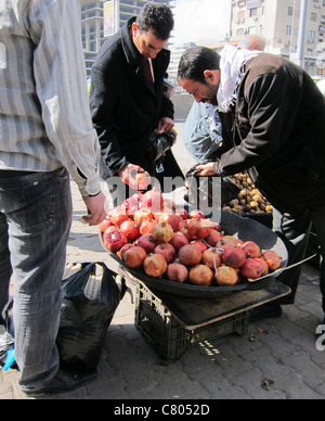 Street saler venditore ambulante in Damasco, Strassenverkäufer in Damaskus Syrien Siria Granatapfel Frucht Früchte frutti Foto Stock