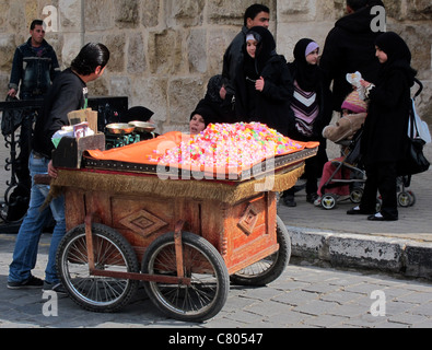 Caramelle per le strade di Damasco, Süßigkeiten in den strassen von Damasco street saler venditore ambulante in Damasco, Strassenverk Foto Stock