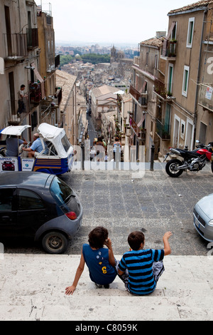 Il decorato 142-passo scalone monumentale di Santa Maria del Monte, Caltagirone, Sicilia, Sicilia, Italia Foto Stock