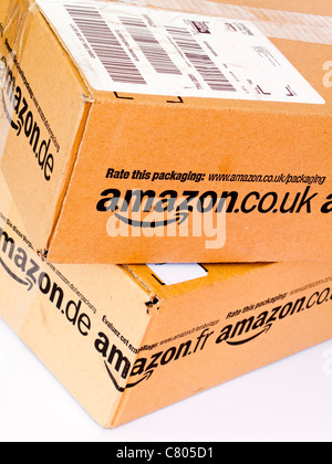 Scatole di cartone contenenti prodotti inviati da Amazon UK a un cliente Foto Stock