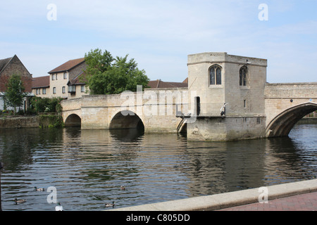 St.Ives ponte con cappella medievale oltre il fiume Ouse Foto Stock