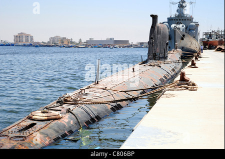 Una marina militare libico Foxtrot-classe sottomarino militare attraccata al molo di Bengasi, Libia. Foto Stock