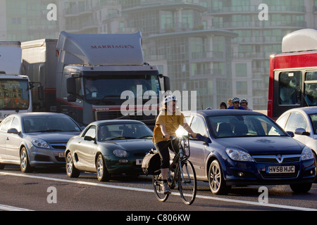 Ciclista e il traffico congestionato da Vauxhall Bridge, Londra Foto Stock