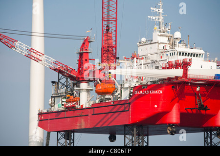 Il Krakken, un jack up Barge, che è la costruzione di turbine eoliche del Walney offshore wind farm, Foto Stock