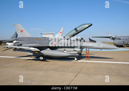 Vista laterale di un bagno turco-costruito F-16 velivoli. Foto Stock