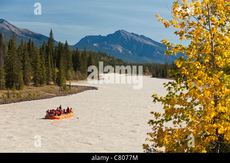 Gruppo di turisti in gita rafting sull'Athabasca River-Jasper National Park, Alberta, Canada Foto Stock