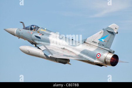 Un Dassault Mirage 2000C del francese Air Force decolla da Orange Air Base in Francia come parte di esercizio Garuda IV. Foto Stock
