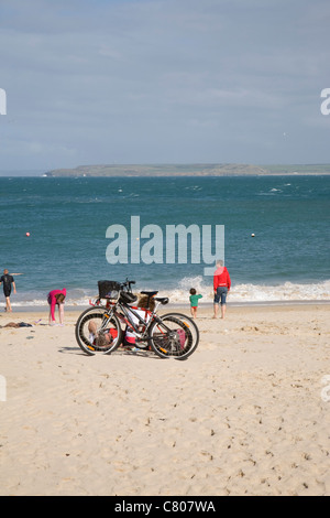 Le biciclette e i turisti sulla spiaggia di Porthgwidden in St Ives, Cornwall, Inghilterra. Foto Stock