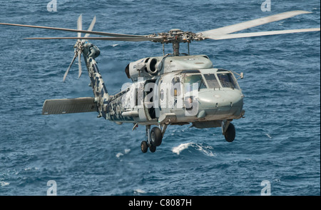 Un US Navy SH-60F Seahawk battenti al largo delle coste del Pakistan. Foto Stock