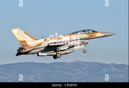 Una forza aerea israeliana F-16ho l' attrice in via principale decolla da Decimomannu Air Base, Sardegna, Italia, durante l'esercizio Starex 2009. Foto Stock
