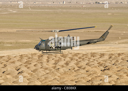 L'Esercito Italiano AB-205utility MEP elicottero in volo su Shindand, Afghanistan. Foto Stock