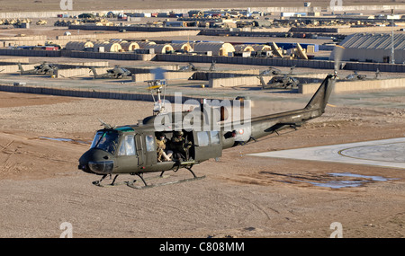 L'Esercito Italiano AB-205utility MEP elicottero in volo su Shindand, Afghanistan. Foto Stock